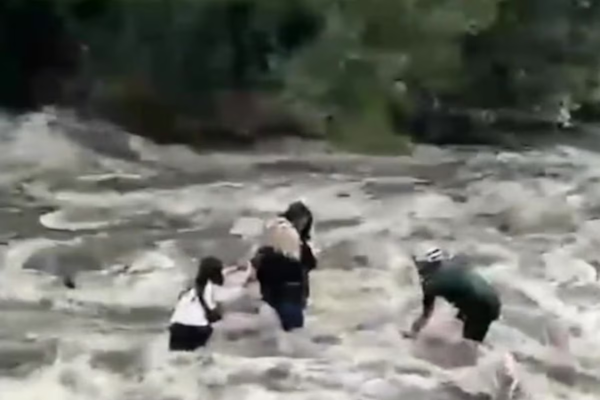 San Luis: un ministro rescató a un grupo de turistas atrapadas en un arroyo