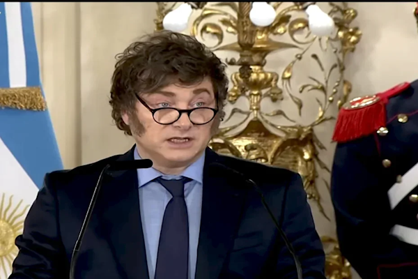 Milei defendió el refinanciamiento de la deuda y negó riesgo de default