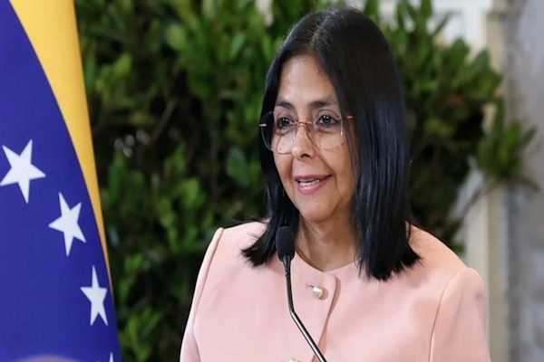 Delcy Rodríguez promete lograr el regreso de Maduro y su esposa