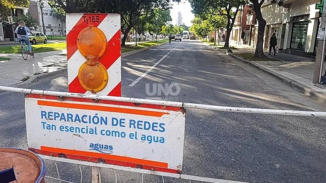 Cortes de tránsito y desvíos de colectivos por obras de Aguas Santafesinas y bacheo en la ciudad