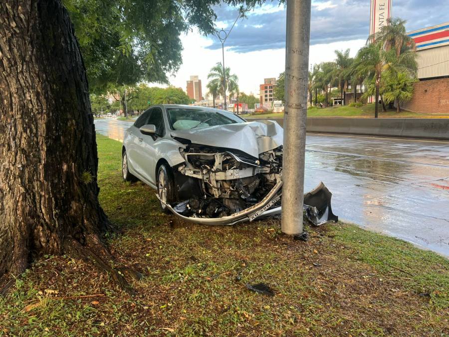 Impactante choque en avenida Leandro N. Alem dejó un auto con el frente destrozado