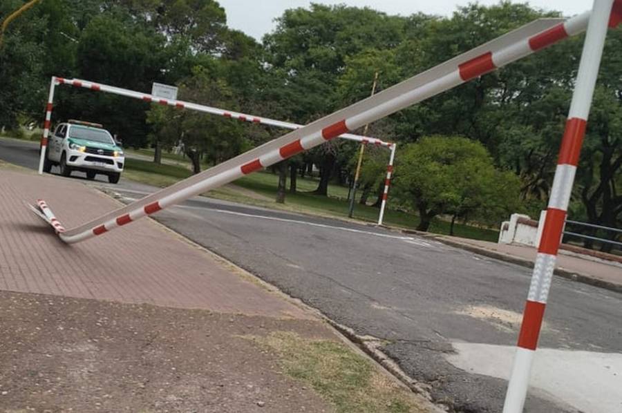 El conductor que rompió el arco del Parque Garay será sancionado
