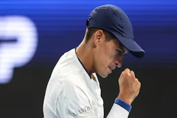 Auckland: Báez ganó dos partidos en un día y clasificó a la final