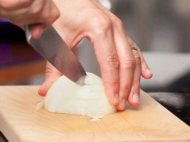 El truco casero para cocinar cebolla y que quede dorada en poco tiempo