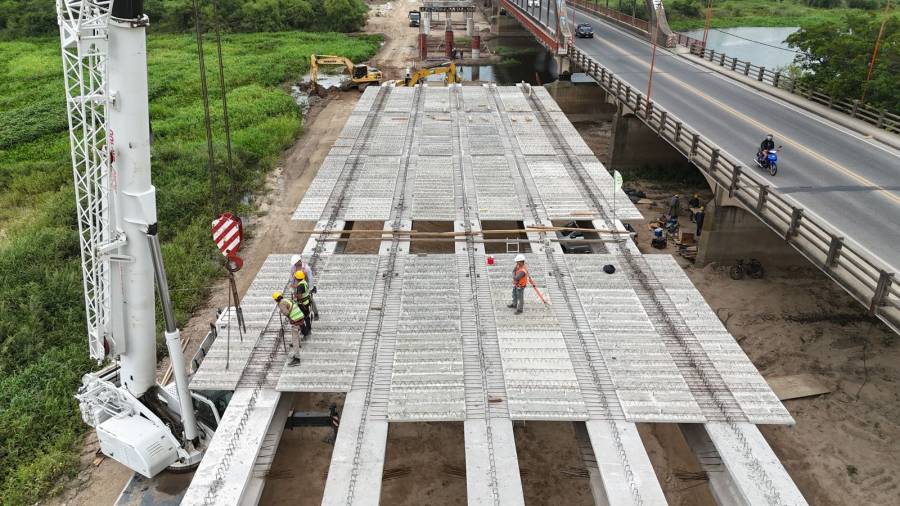 A paso firme: el nuevo Puente Carretero ya muestra la unión de vigas con prelosas