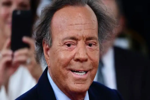 Julio Iglesias se defiende de las acusaciones de sus exempleadas