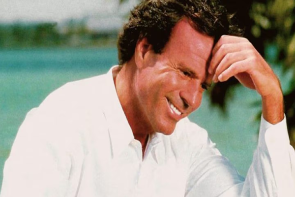 Julio Iglesias publicó chats con las exempleadas que lo denunciaron
