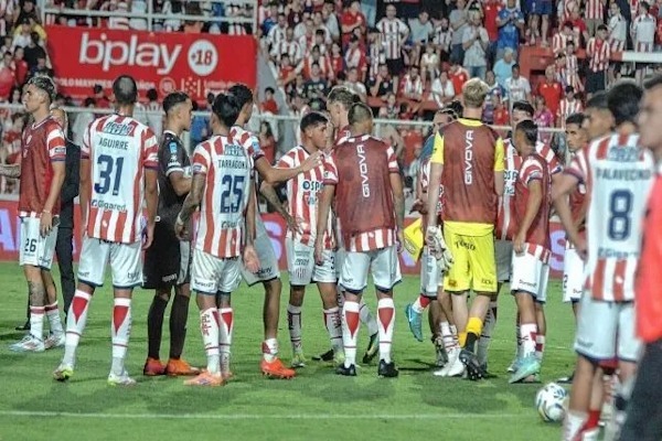 Unión empató sin goles en su debut ante Platense en el 15 de Abril