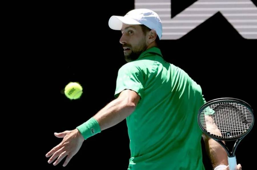 Djokovic hizo historia en Melbourne y Sinner pasó con sufrimiento a octavos