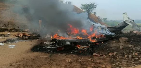 Cayó un avión en la India: murieron cinco personas, entre ellas un funcionario cercano a Narendra Modi