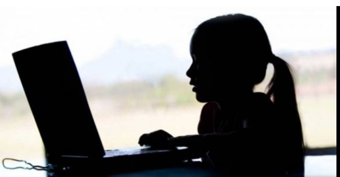 Francia avanza en una ley para prohibir el acceso a redes sociales a menores de 15 años