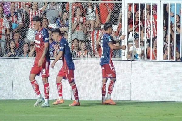 Unión goleó con un jugador de más a Gimnasia de Mendoza en el 15 de Abril