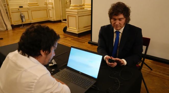 El Gobierno lanzó el nuevo DNI electrónico y cambios en el pasaporte: Milei fue el primero en tramitarlo