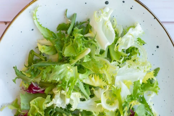 El tips de un famoso chef para revivir ensaladas marchitas