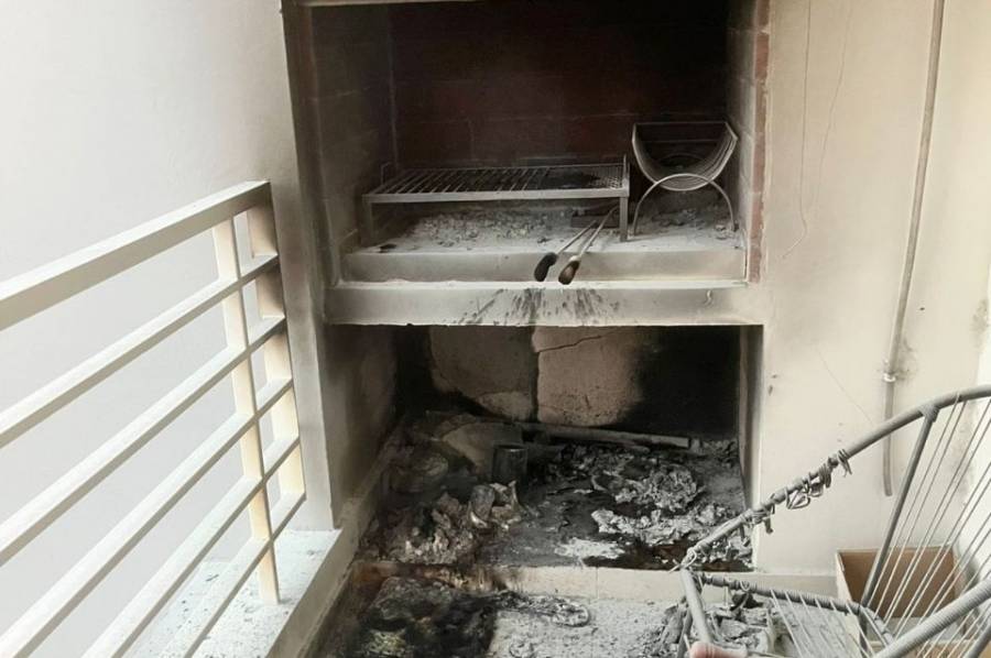 Quedaron prendidas las brasas de un asado y se produjo un incendio