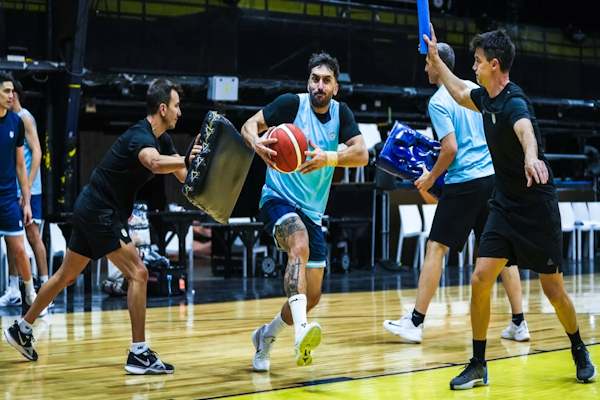 El seleccionado argentino de básquet tiene su lista con bajas