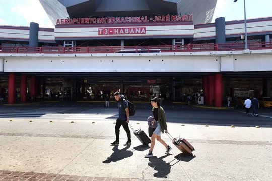 Crisis energética en Cuba: cortes prolongados y desabastecimiento de combustible alarman a turistas y familias