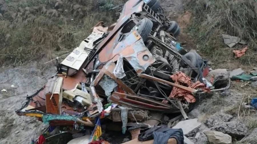 Un micro cayó al río en el centro de Nepal: 18 muertos