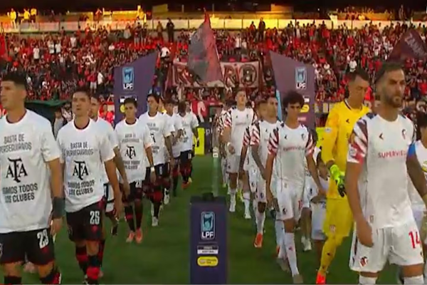 Newell ´s apoyó el paro de la AFA y sus hinchas insultaron a Tapia