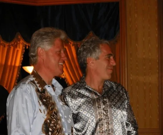 Bill Clinton se presentó ante la Justicia y aseguró desconocer los delitos cometidos por Jeffrey Epstein