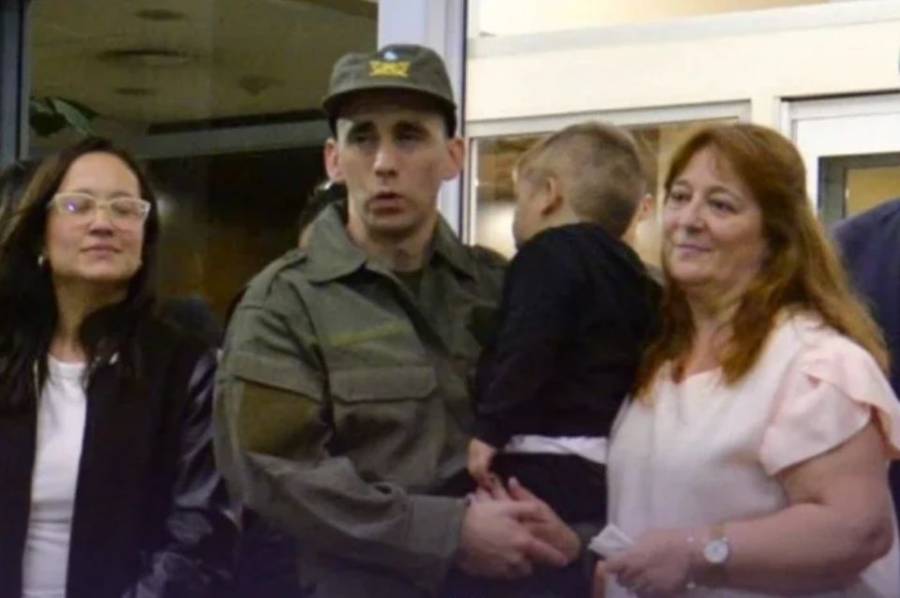 Nahuel Gallo llegó a Argentina y fue recibido por su esposa e hijo