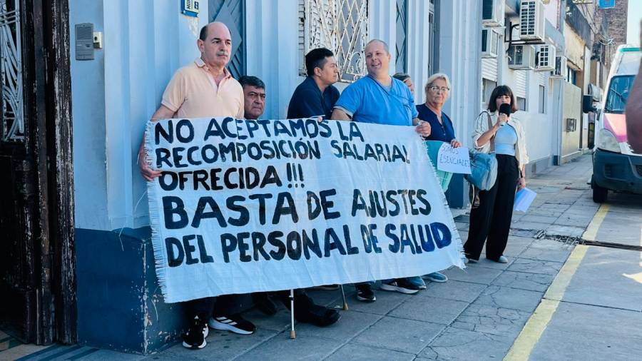Trabajadores del hospital Vera Candioti protestaron por la situación económica