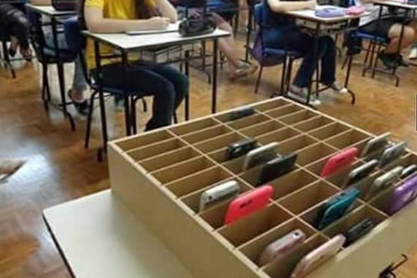 La estrategia de una escuela para que los alumnos dejen el celular 
