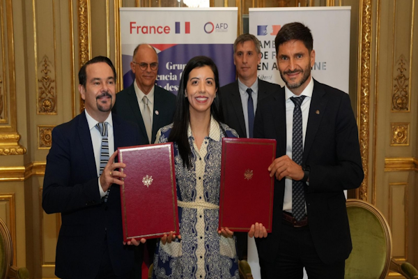 Pullaro firmó un acuerdo con Francia para financiar mejoras energéticas en hospitales, escuelas y aeropuertos 