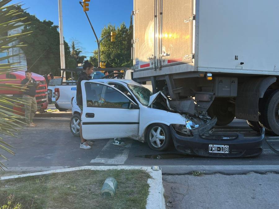 Cinco vehículos chocaron en cadena en la Ruta 1 y un auto terminó aplastado 