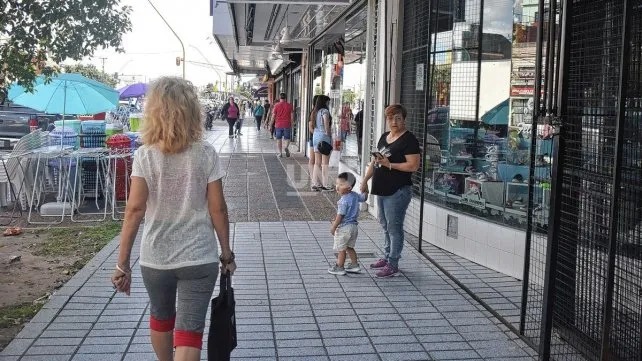 Comerciantes de Aristóbulo del Valle advierten caída del consumo y locales vacíos
