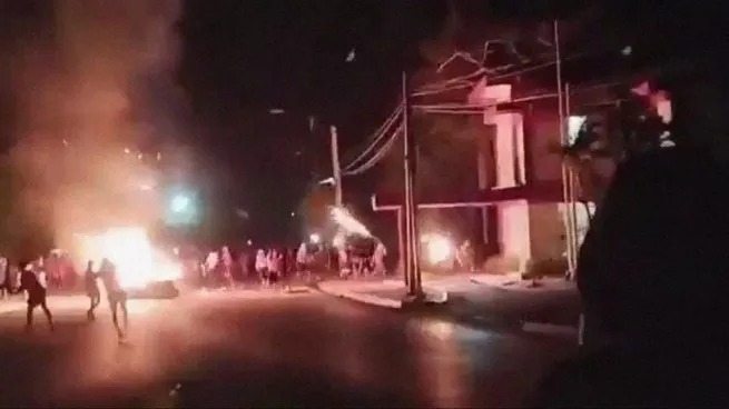 Protestas en Cuba por la crisis energética: vecinos cacerolearon e incendiaron una sede del Partido Comunista