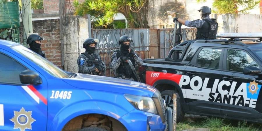 Allanamientos y detenciones por robo de motos y abuso de armas