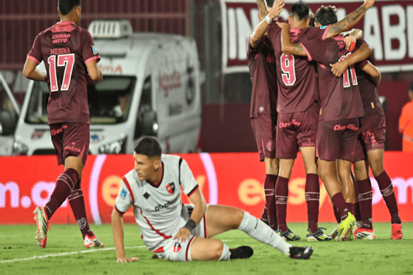 Newell ´s sufrió una goleada ante Lanús y preocupa su situación