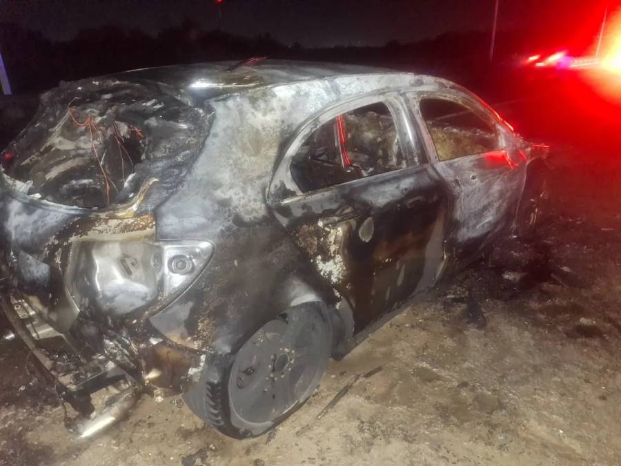 Hallaron un auto incendiándose durante la madrugada en Circunvalación