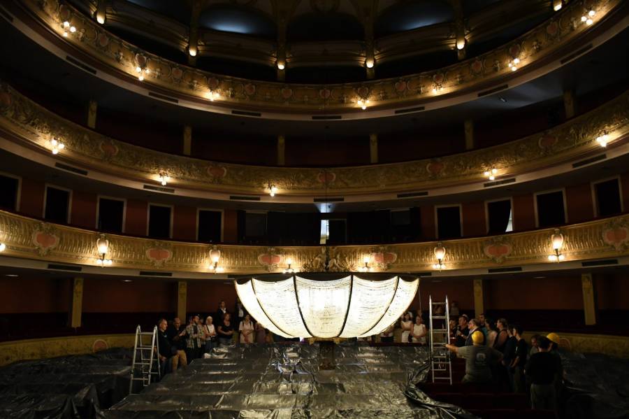El Teatro Municipal bajó su histórica araña, un ritual místico abierto a los vecinos