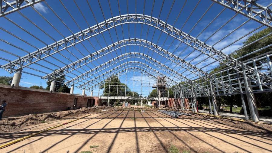 Las obras del Gobierno Provincial no paran: en Coronda ya asoman las columnas para el nuevo gimnasio del CEF N° 22