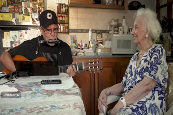 León Gieco cantó “La Memoria” a Estela de Carlotto