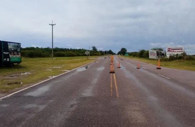 Sigue el corte total en la ruta 1 por el hundimiento de una alcantarilla en Colonia Teresa