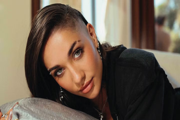 María Becerra sorprendió con el pelo rapado para su nuevo tema