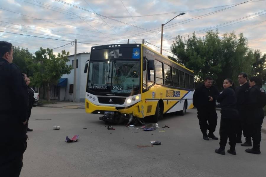 Violento choque entre una moto y un colectivo de la Línea 4