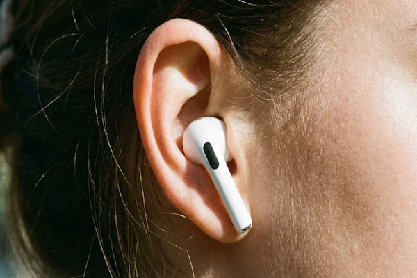 Auriculares:  el error común al usarlos y cómo impacta en la salud