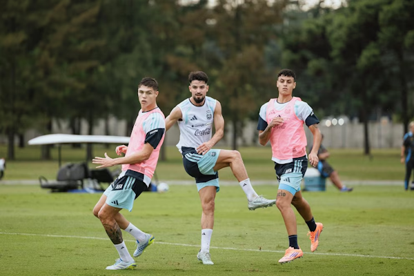 Scaloni probó variantes en un amistoso ante la Selección Sub 20