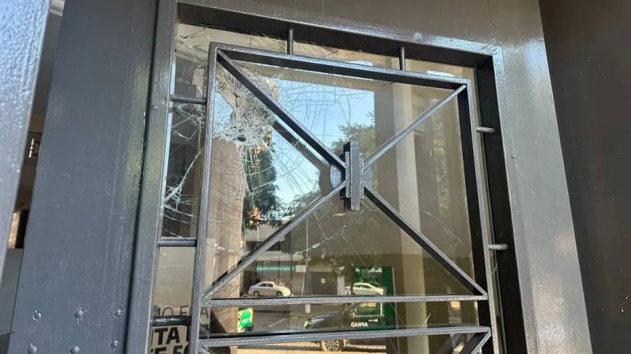 Detuvieron a un hombre por romper de un piedrazo la puerta de la Municipalidad