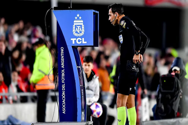 El VAR entra en una nueva era en el fútbol argentino