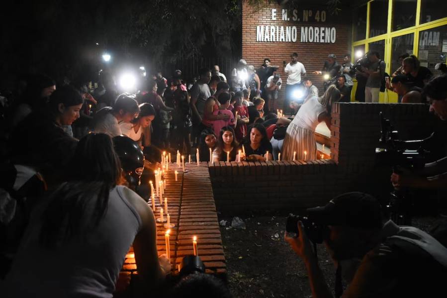 Con velas y carteles, recordaron a Ian en la puerta de la escuela