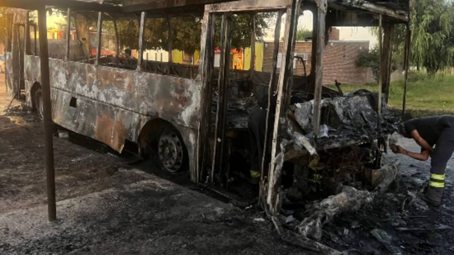 Barrio Punta Norte: se incendió un colectivo de la Línea 11 en pleno recorrido y el chofer evacuó los pasajeros