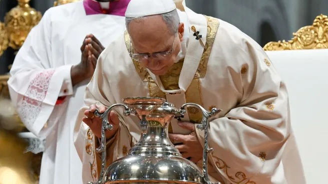 El papa León XIV encabezó su primera misa de Pascua y llamó a 