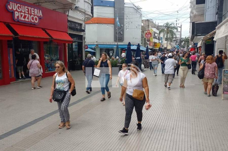 Locales vacíos en la Peatonal: afirman que el movimiento es lento pero sigue activo