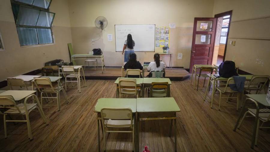 Casi la mitad de los alumnos dice faltar a la escuela al menos 15 días por año