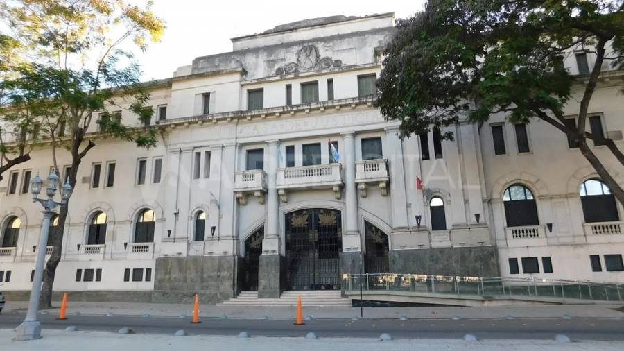 Seguirá presa una mujer acusada de estafar a 19 personas con viajes